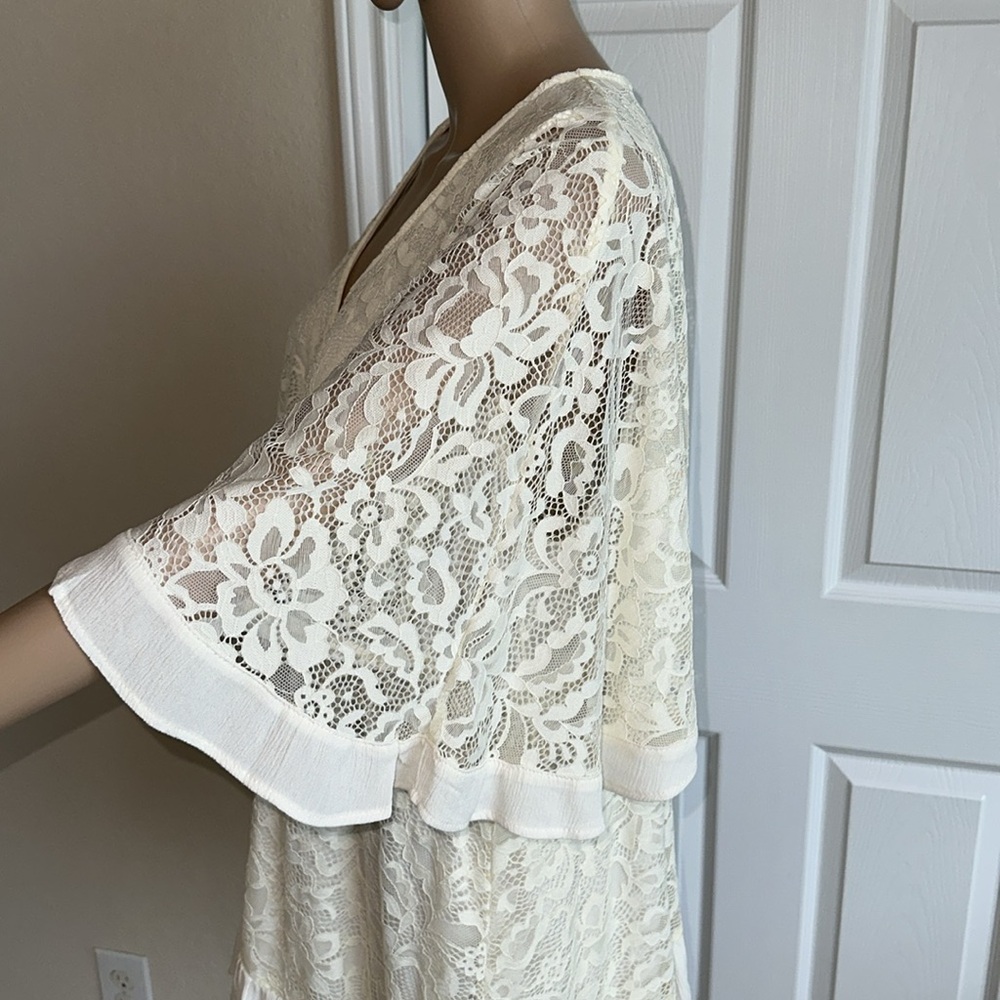 NWT TORRID Cream Lace V-Neck Romper Size 2. - Picture 4 of 16